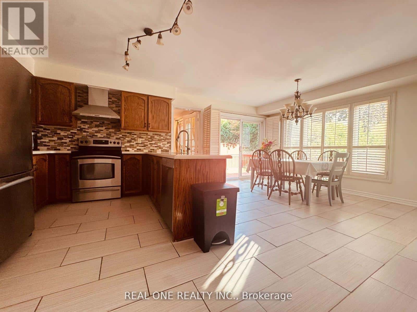 3 ELMSLEY DRIVE — Richmond Hill (Observatory), Ontario - Photo 5 of 16