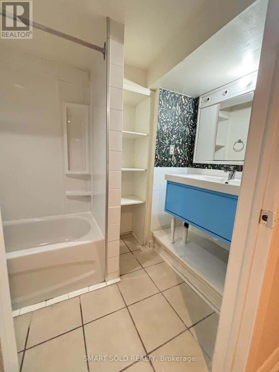 BSMT - 51 THIRTEENTH STREET — Toronto (New Toronto), Ontario - Photo 5 of 6