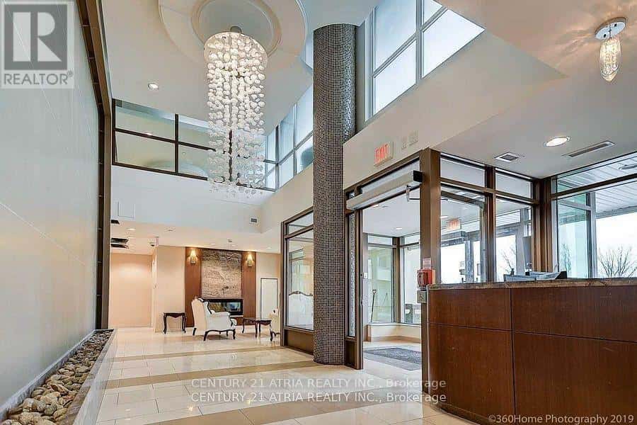 812 - 75 NORMAN BETHUNE AVENUE — Richmond Hill (Beaver Creek Business Park), Ontario - Photo 2 of 17