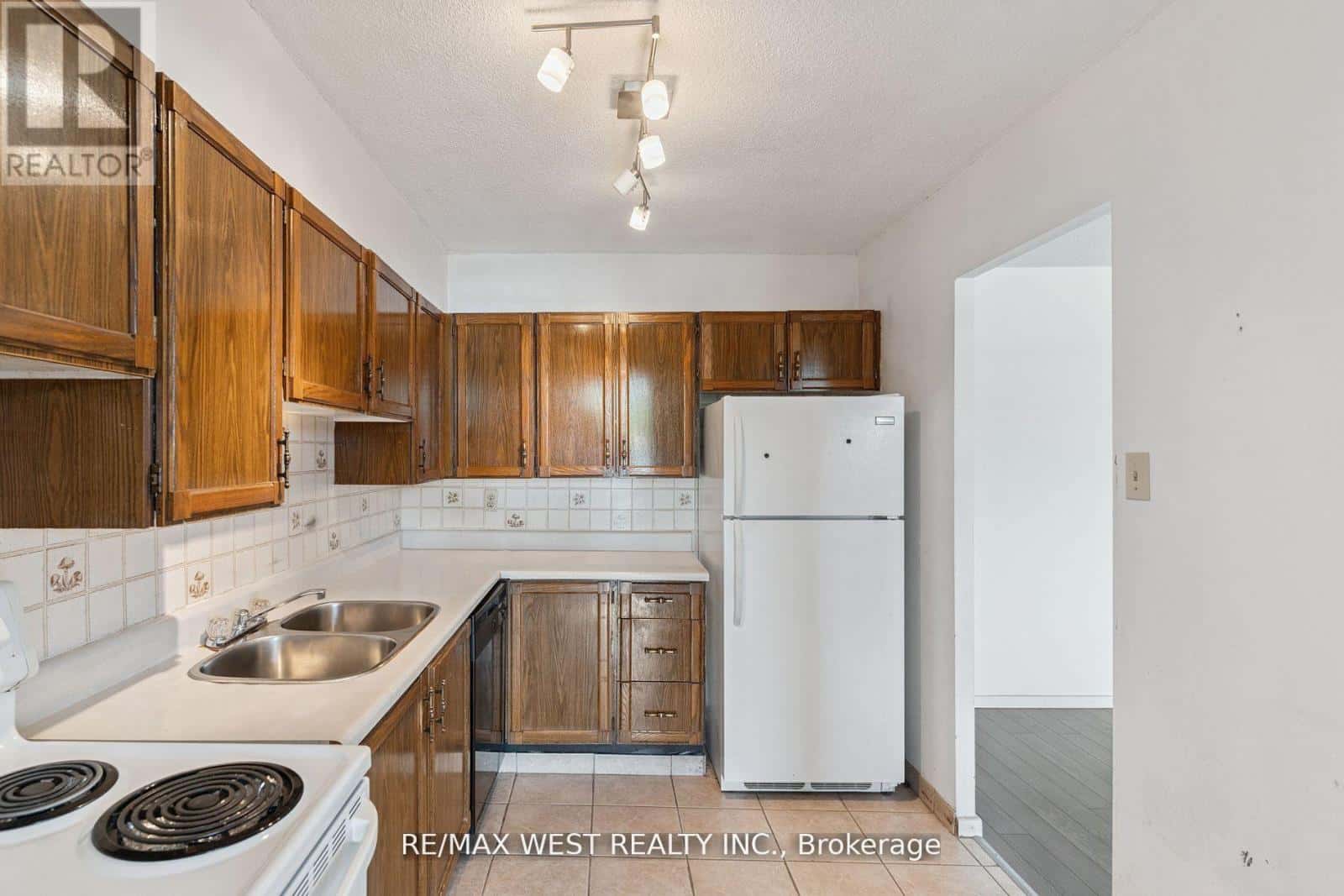 404 - 2130 WESTON ROAD — Toronto (Weston), Ontario - Photo 3 of 6