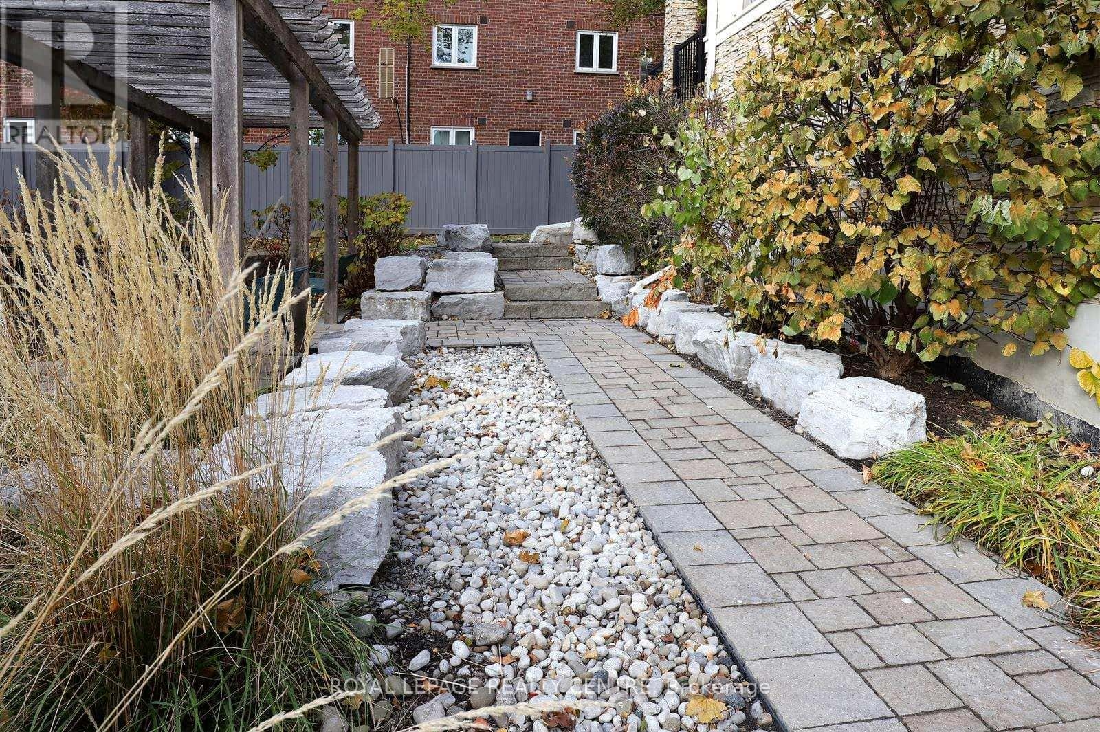 10 - 3077 CAWTHRA ROAD — Mississauga (Applewood), Ontario - Photo 2 of 42