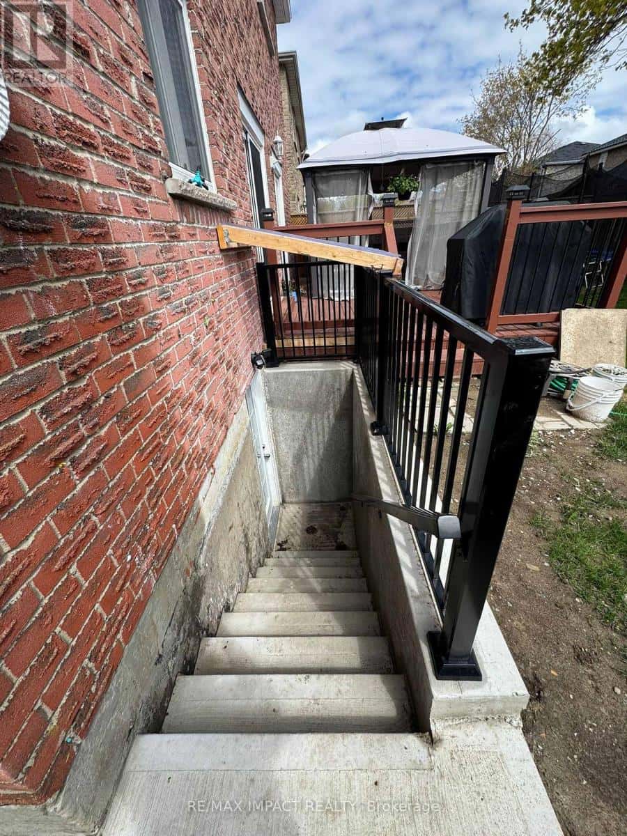 87 LARGE CRESCENT N — Ajax (Central West), Ontario - Photo 2 of 12