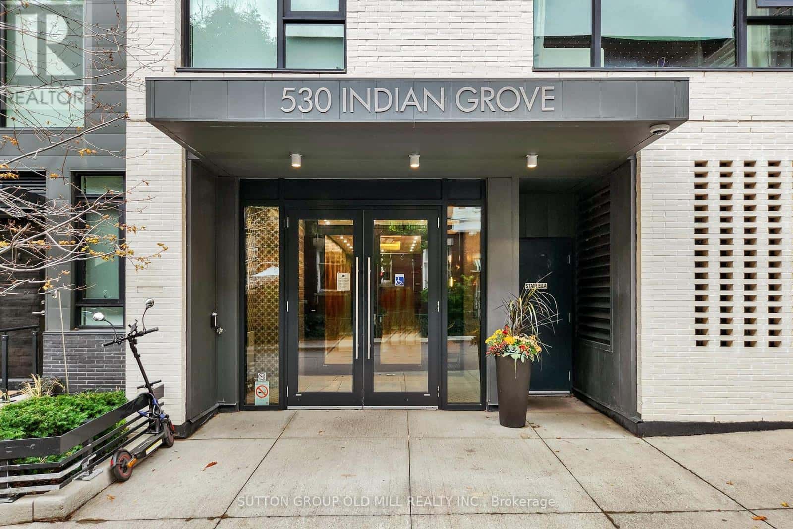 201 - 530 INDIAN GROVE — Toronto (Junction Area), Ontario - Photo 2 of 23