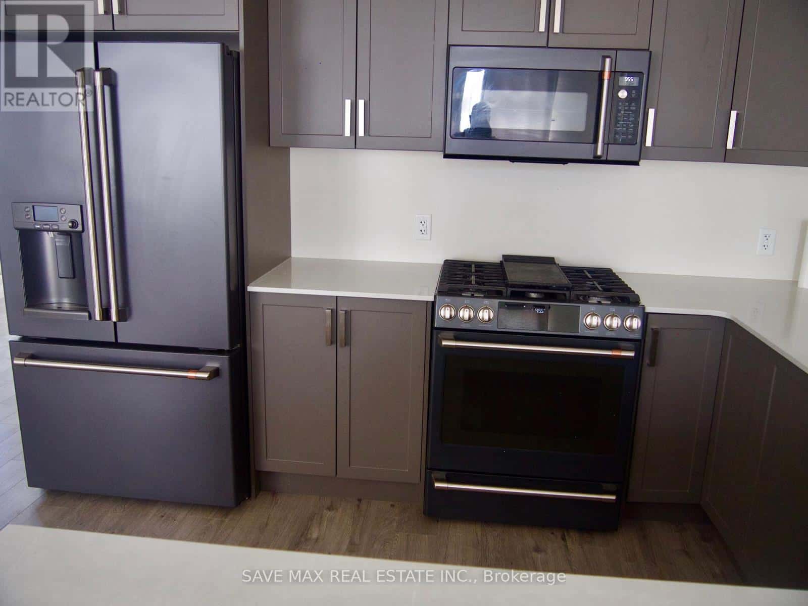 189 DR RICHARD JAMES CRESCENT E — Loyalist (Amherstview), Ontario - Photo 2 of 6