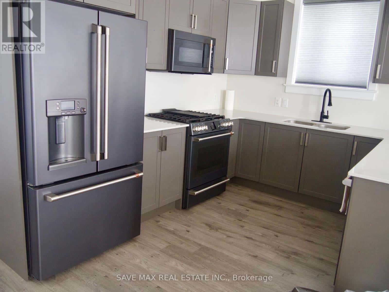 189 DR RICHARD JAMES CRESCENT E — Loyalist (Amherstview), Ontario - Photo 3 of 6