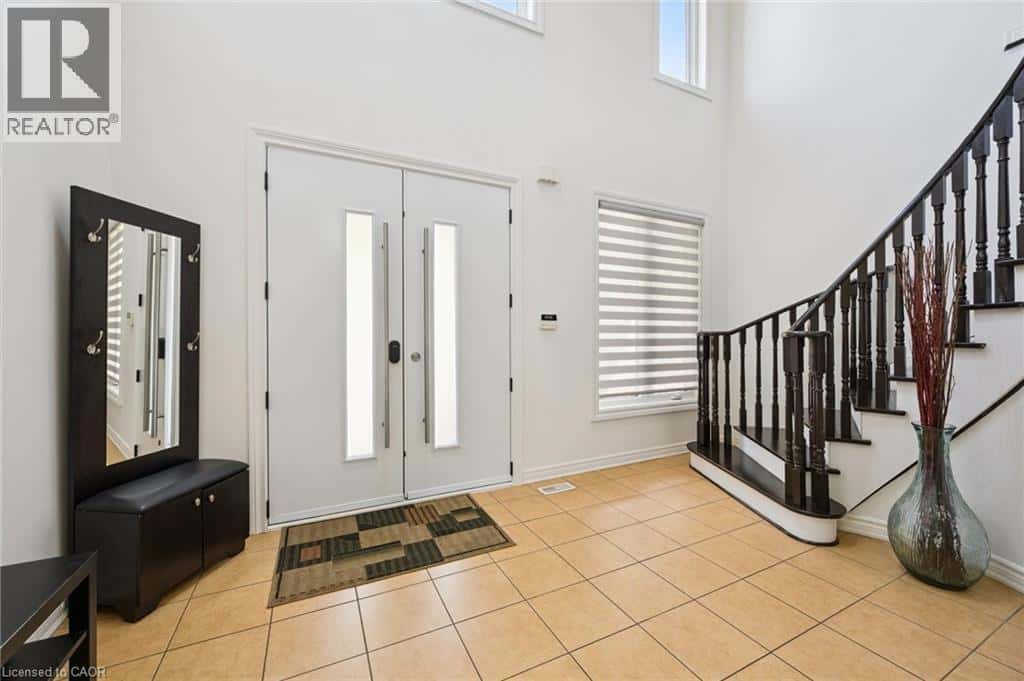 38 CAPE DORSET Crescent — Brampton, Ontario - Photo 3 of 32