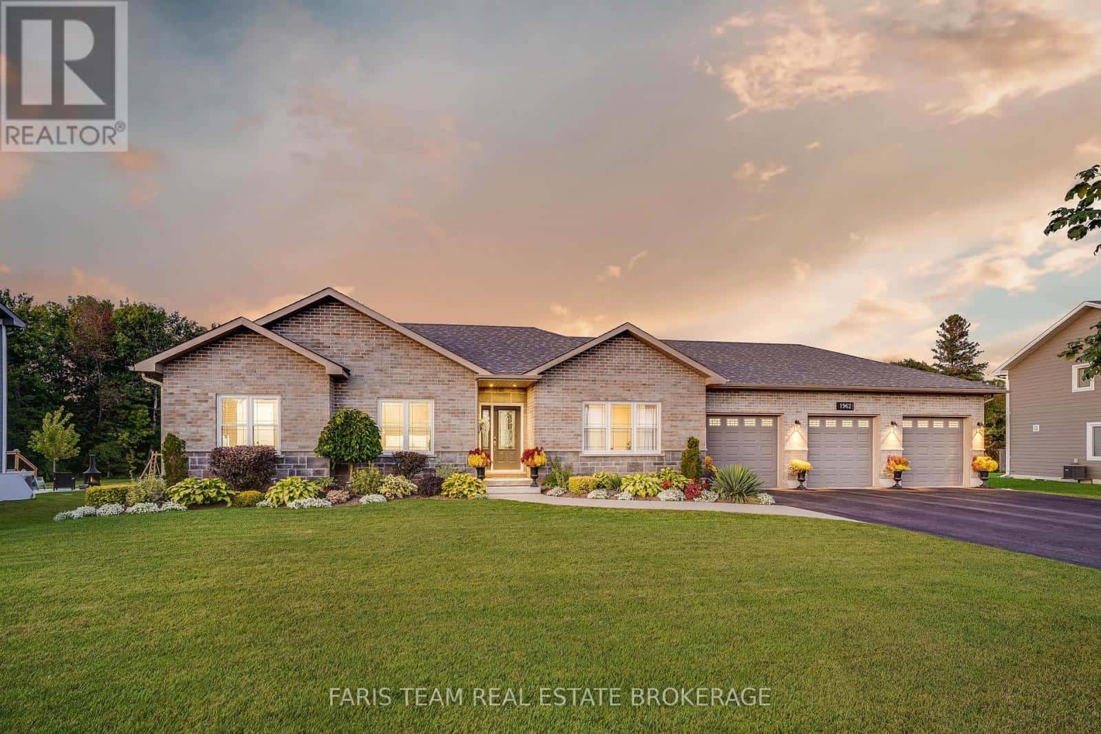 1962 ELANA DRIVE — Severn (Bass Lake), Ontario - Photo 2 of 44