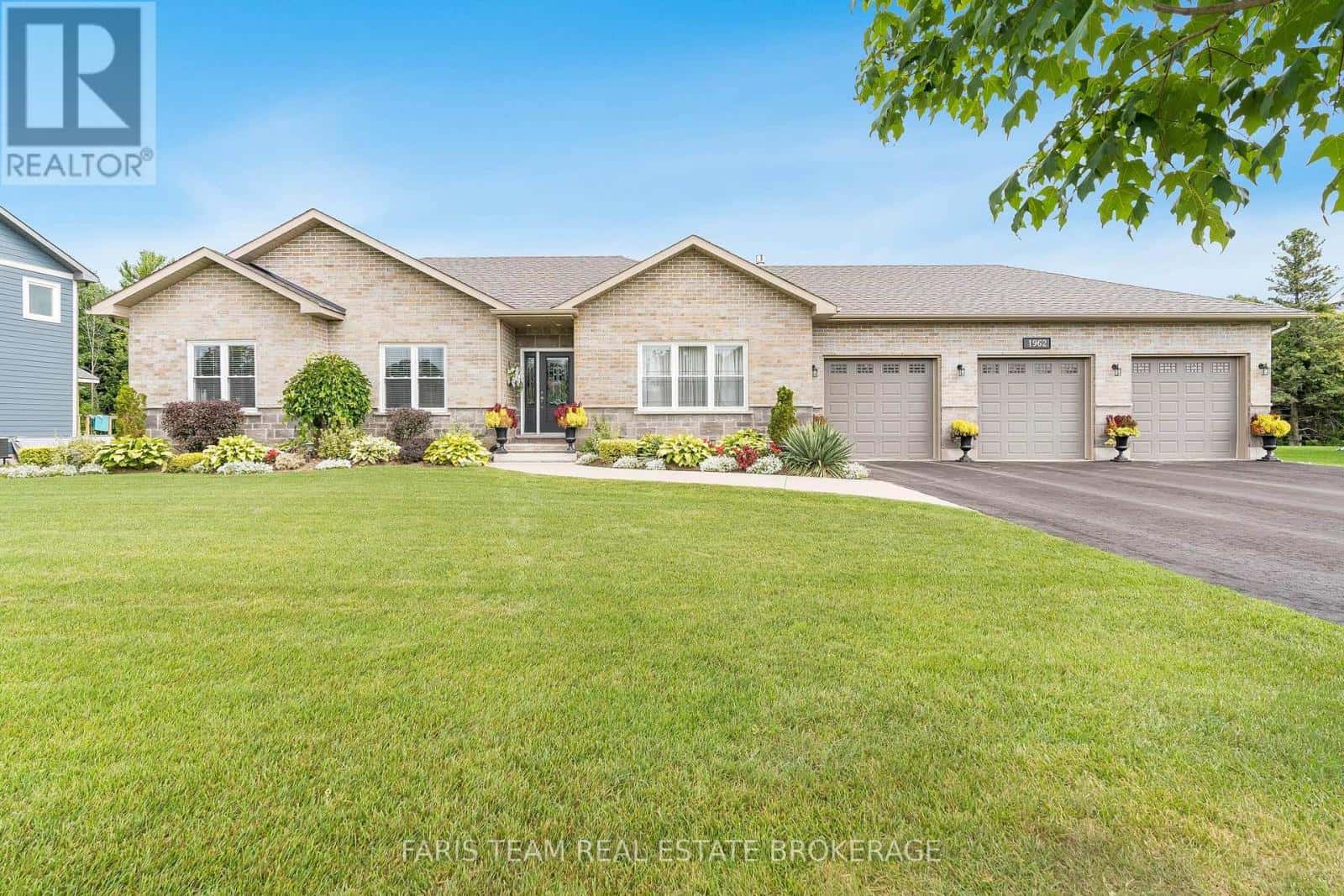 1962 ELANA DRIVE — Severn (Bass Lake), Ontario - Photo 3 of 44