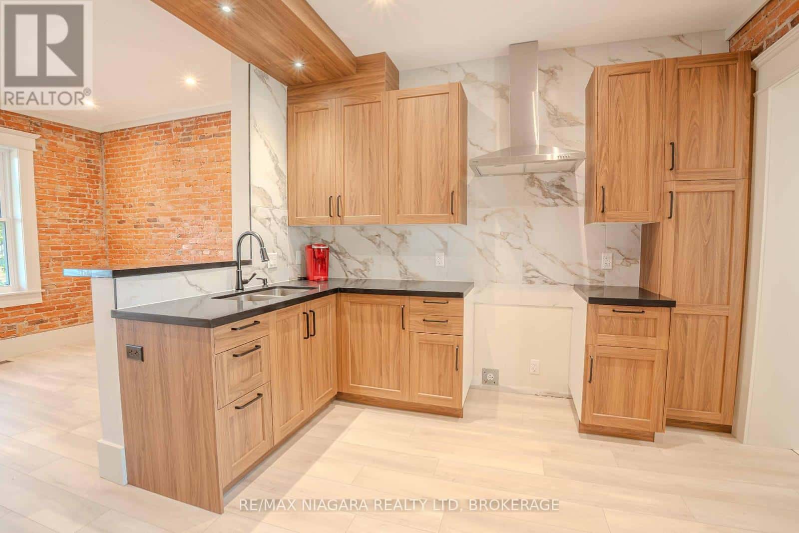 6 ALMOND STREET — St. Catharines (Oakdale), Ontario - Photo 4 of 39