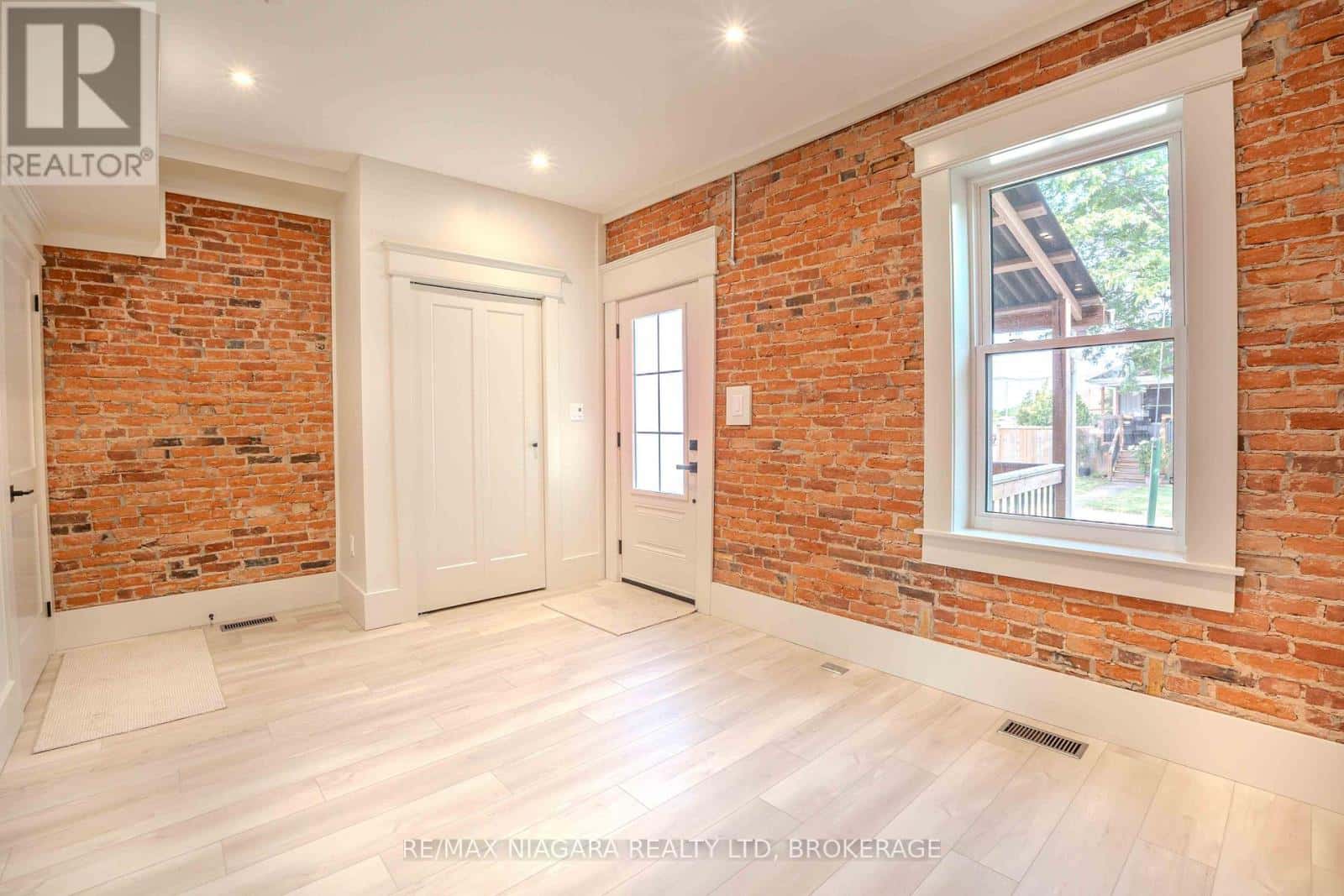 6 ALMOND STREET — St. Catharines (Oakdale), Ontario - Photo 3 of 41