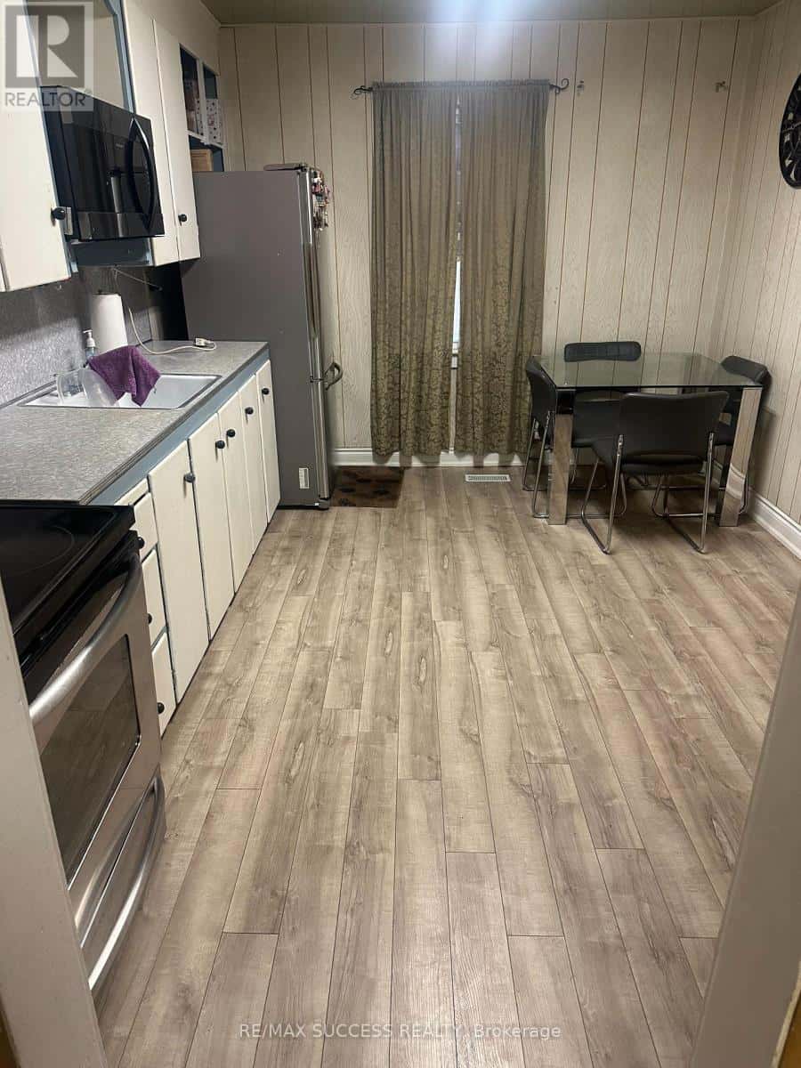 153 BARNESDALE AVENUE N — Hamilton (Stipley), Ontario - Photo 4 of 13