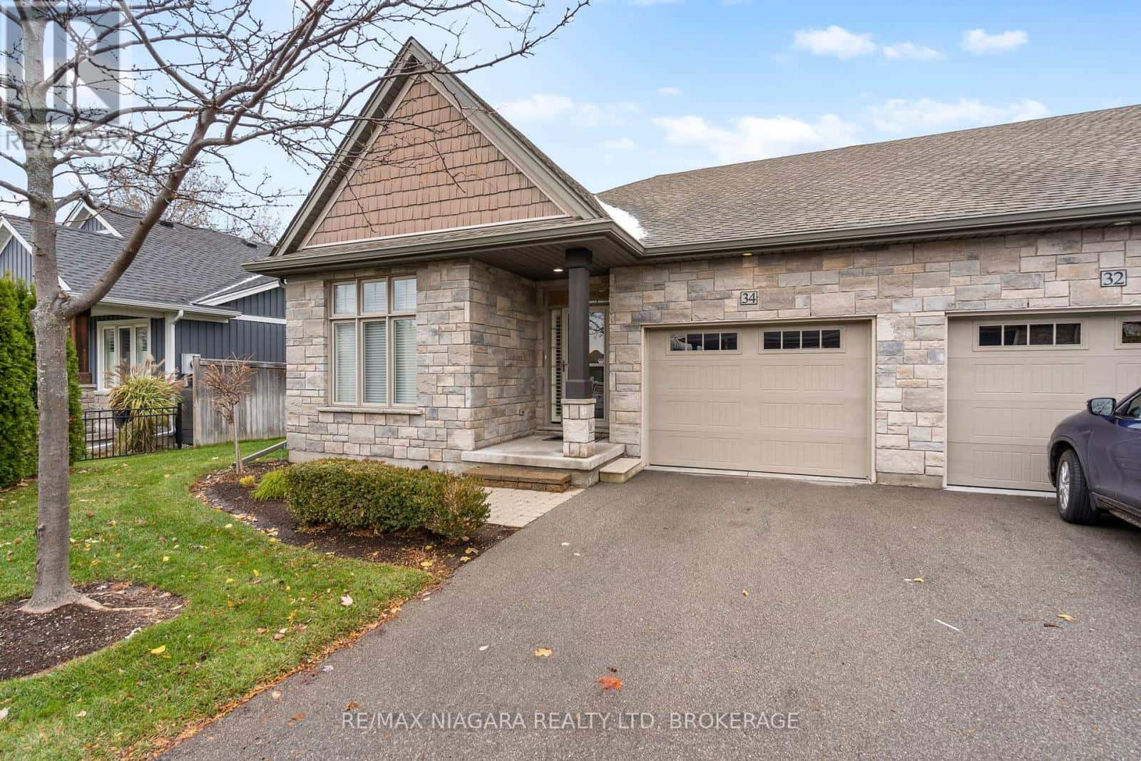 34 BLOSSOM COMMON — St. Catharines (Port Weller), Ontario - Photo 2 of 38