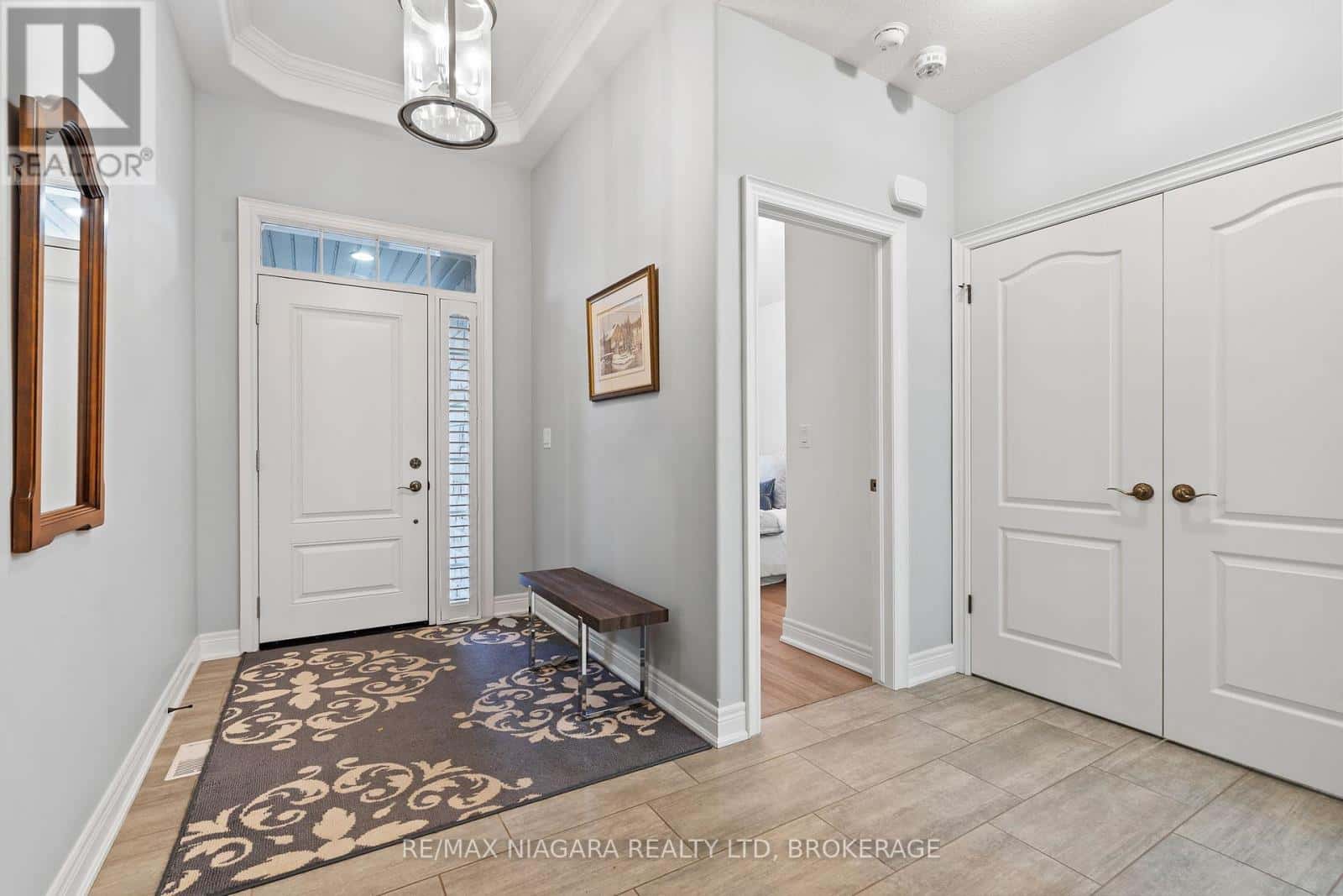 34 BLOSSOM COMMON — St. Catharines (Port Weller), Ontario - Photo 3 of 38