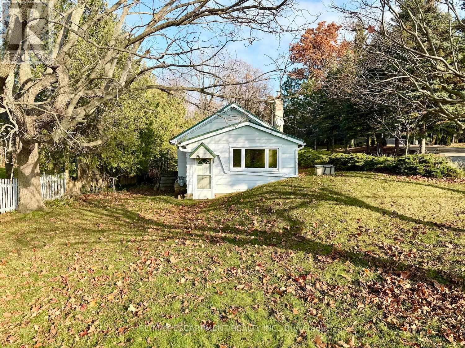 96 RIDGE ROAD W — Grimsby (Grimsby Escarpment), Ontario - Photo 2 of 4