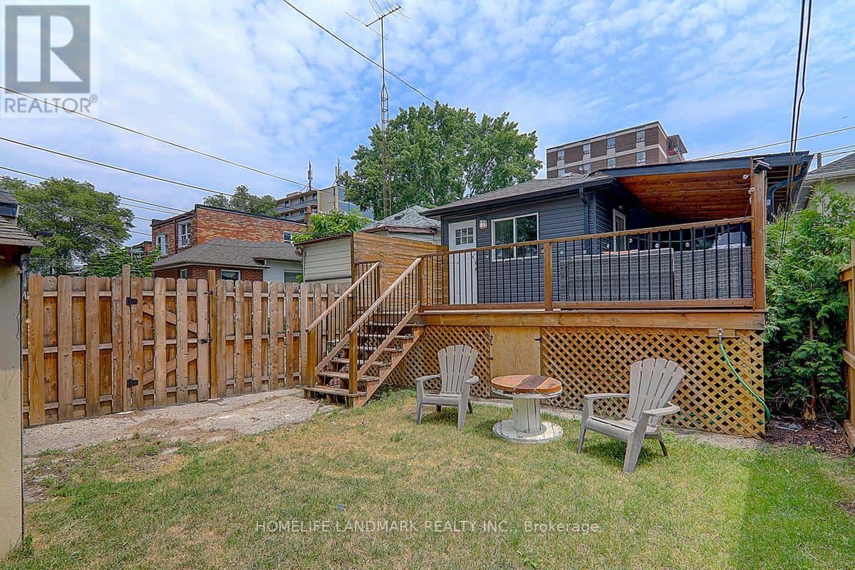 794 JANE STREET — Toronto (Rockcliffe-Smythe), Ontario - Photo 2 of 13