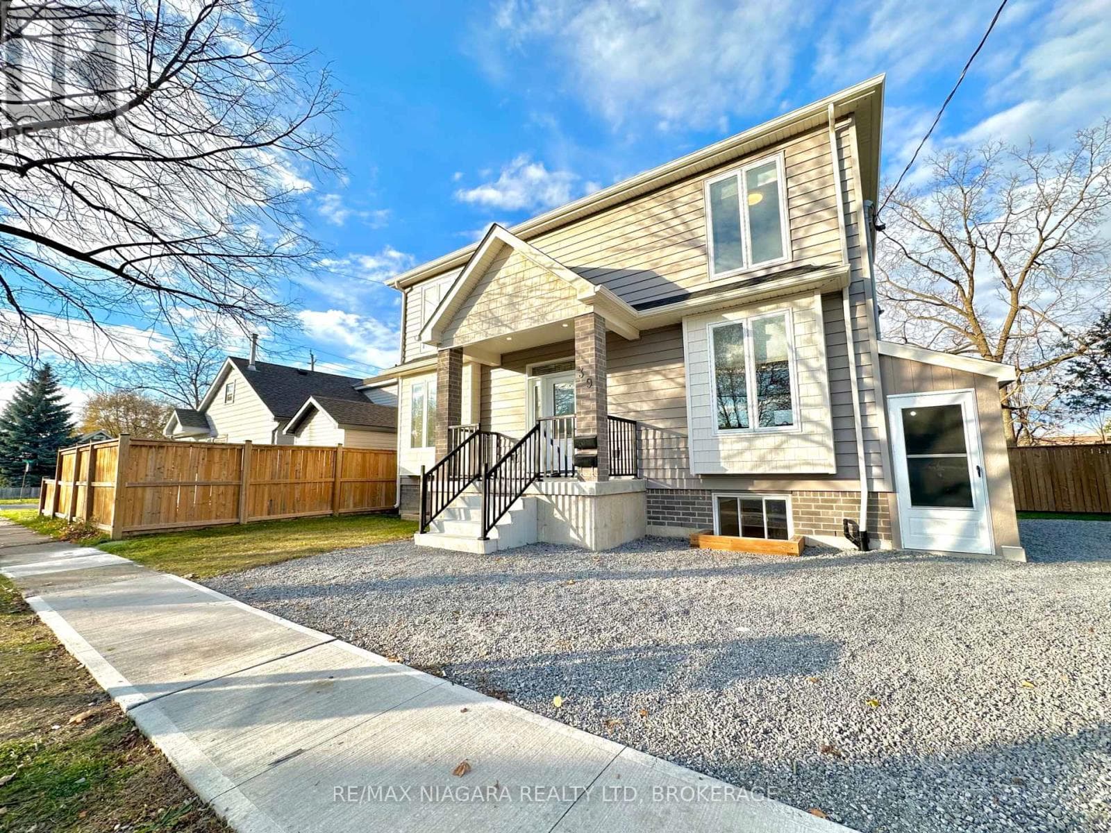 LOWER - 39 GROVE AVENUE — St. Catharines (Secord Woods), Ontario - Main photo