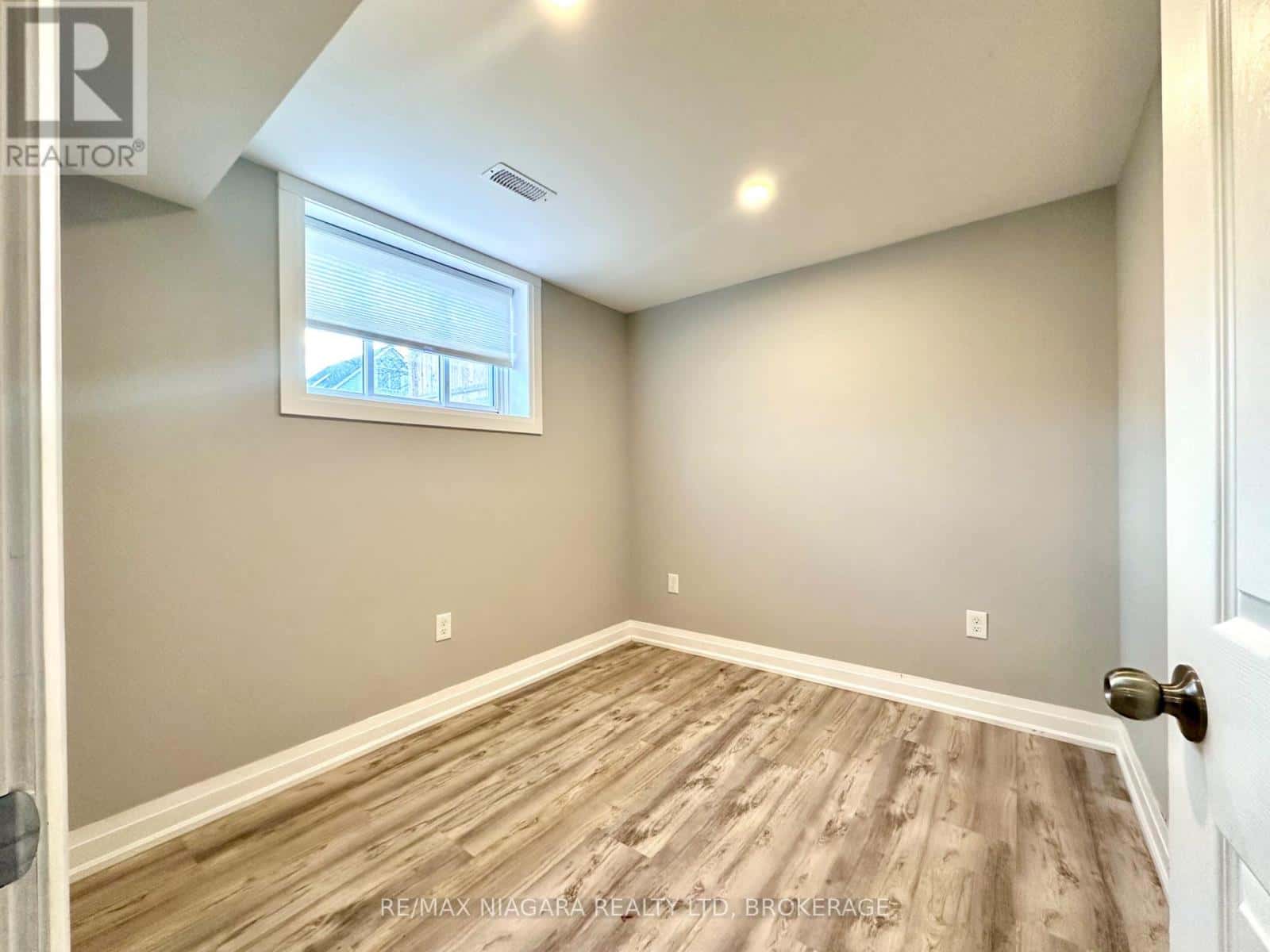 LOWER - 39 GROVE AVENUE — St. Catharines (Secord Woods), Ontario - Photo 5 of 7