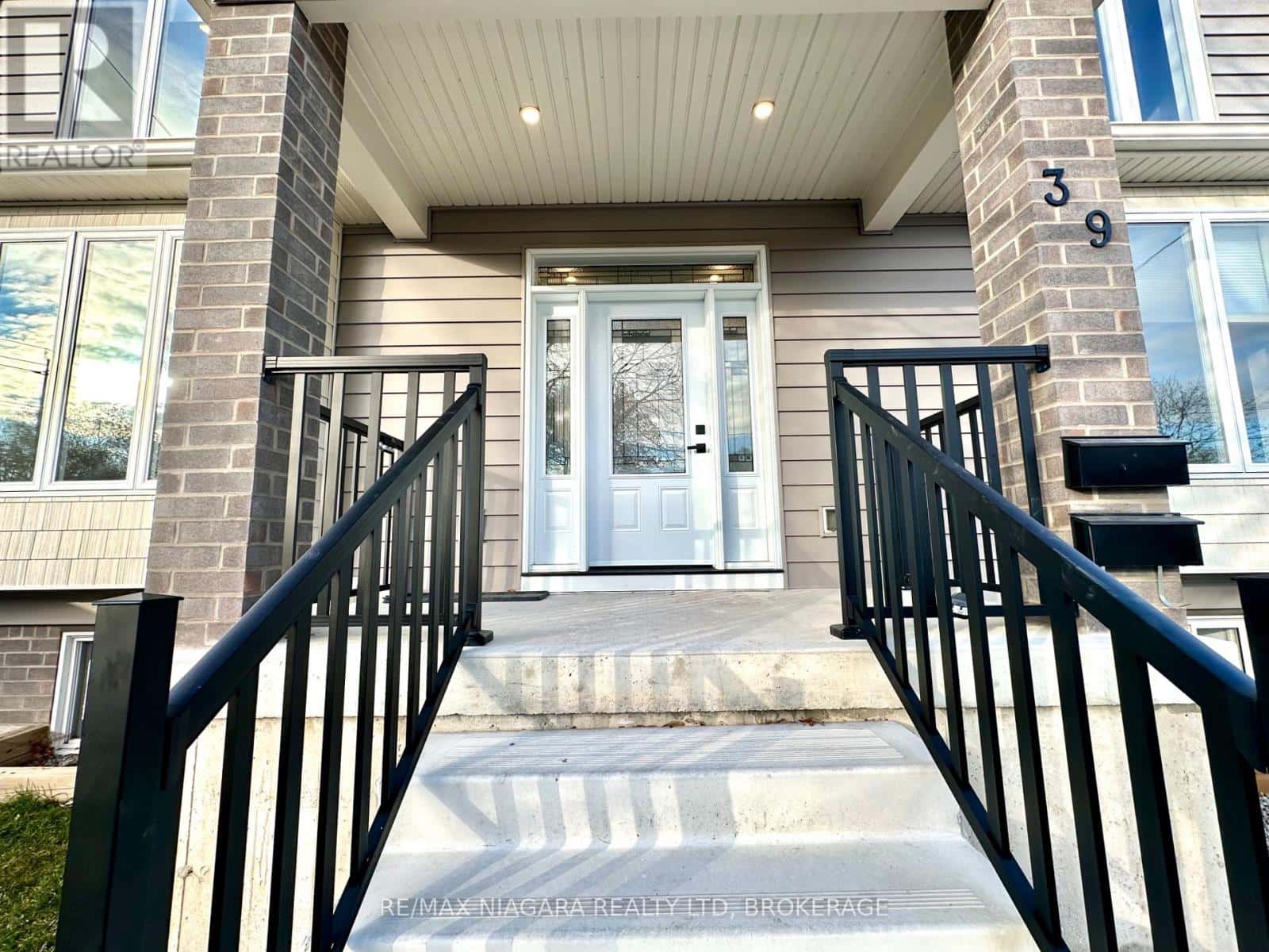 MAIN - 39 GROVE AVENUE — St. Catharines (Secord Woods), Ontario - Photo 3 of 22