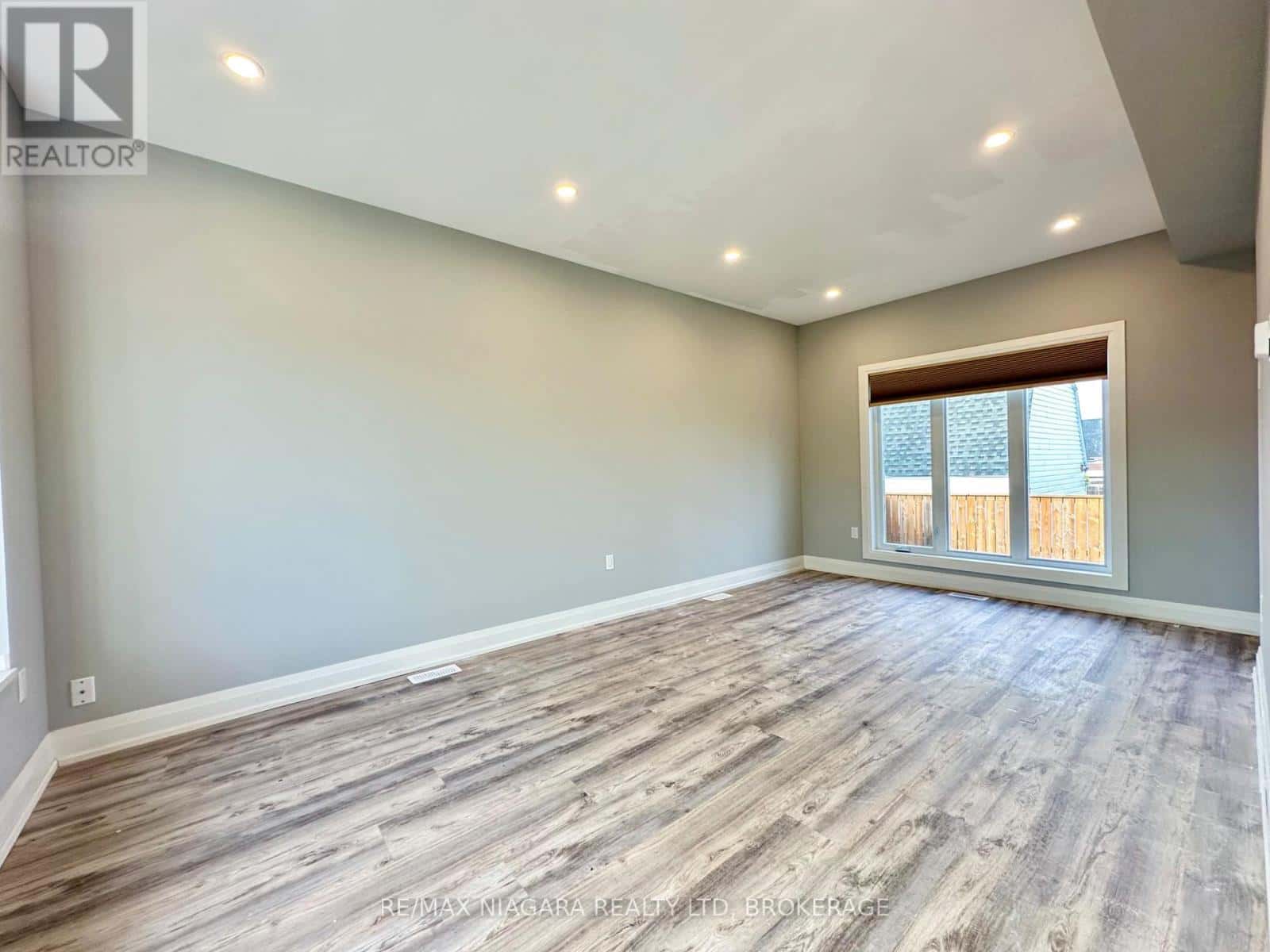 MAIN - 39 GROVE AVENUE — St. Catharines (Secord Woods), Ontario - Photo 5 of 22