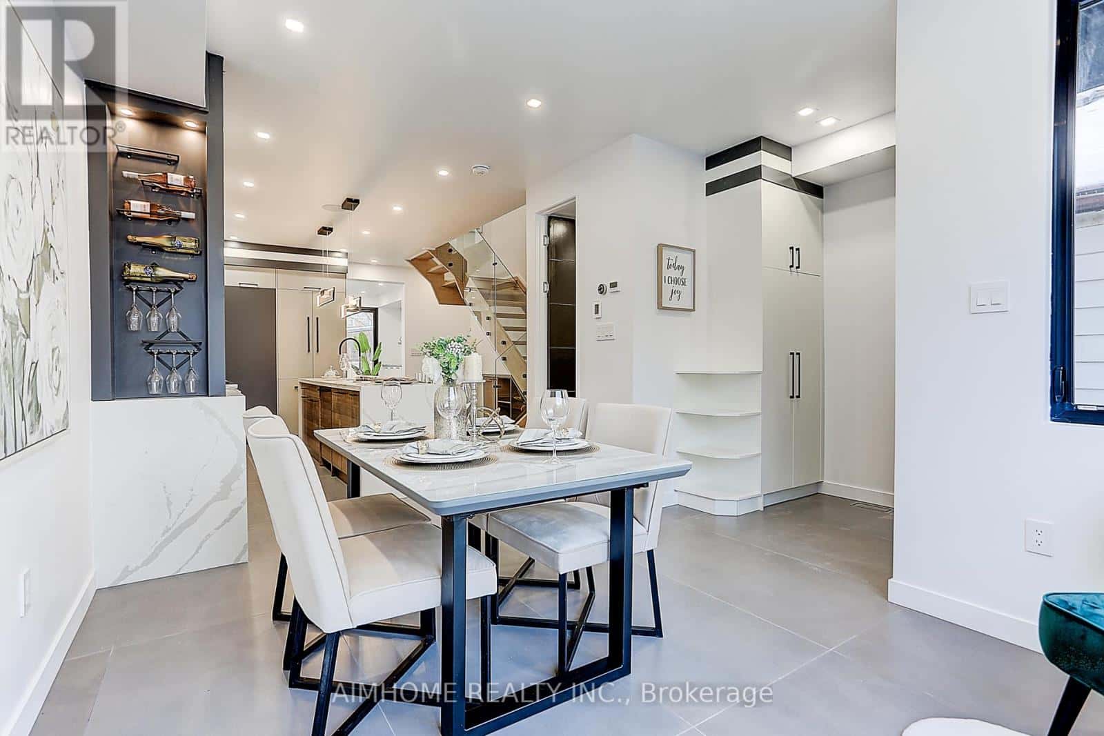 UPPER 15 HOLBORNE AVENUE — Toronto (Danforth Village-East York), Ontario - Photo 3 of 22