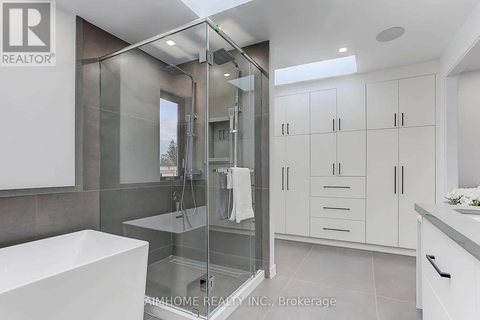 UPPER 15 HOLBORNE AVENUE — Toronto (Danforth Village-East York), Ontario - Photo 2 of 22