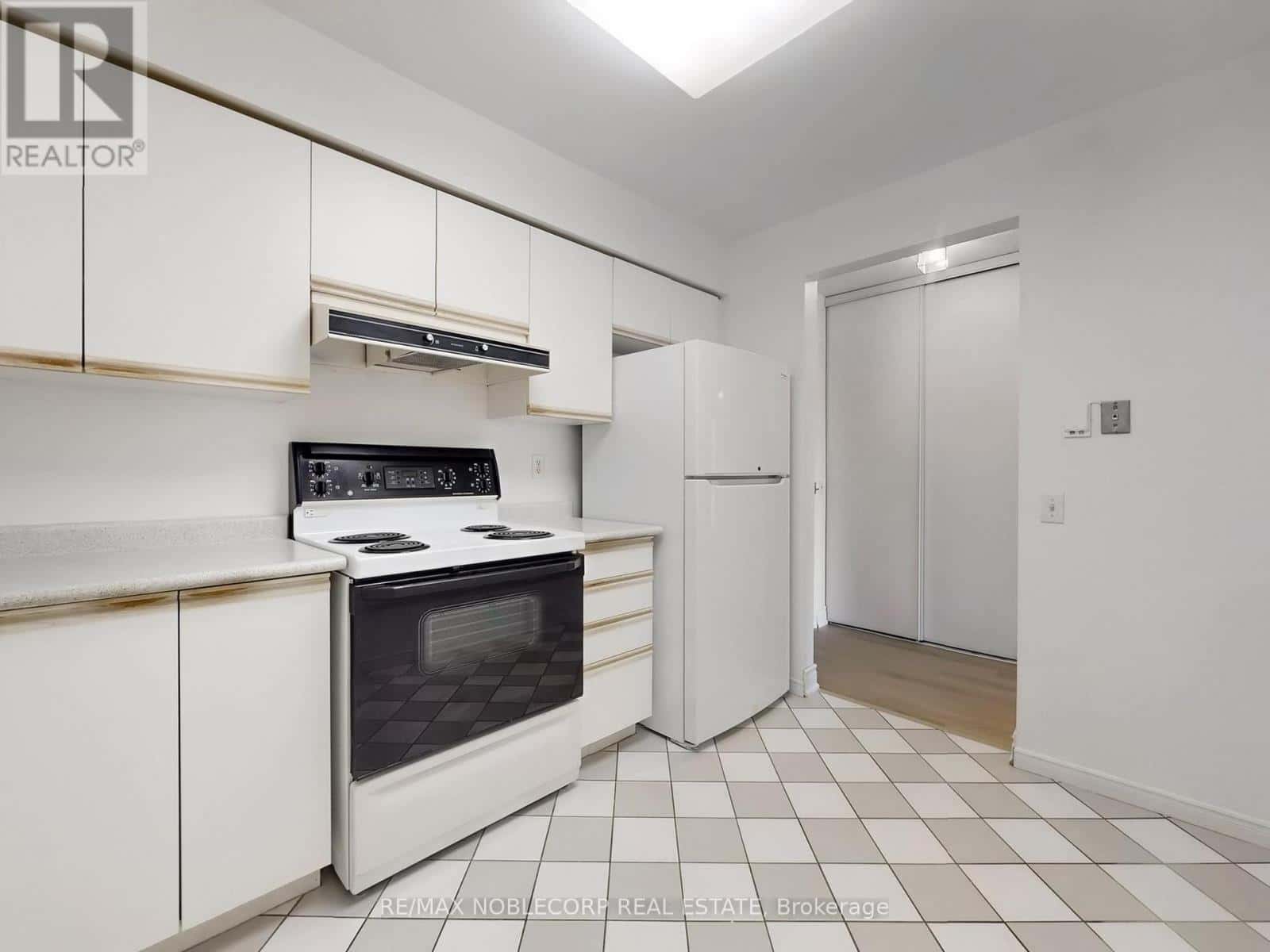 312 - 91 TOWNSGATE DRIVE — Vaughan (Crestwood-Springfarm-Yorkhill), Ontario - Photo 2 of 38