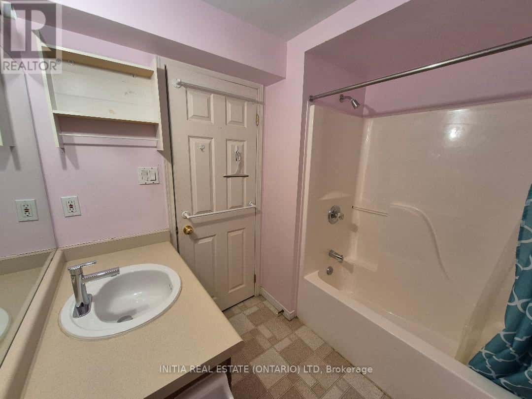 7 - 145 NORTH CENTRE ROAD — London North (North B), Ontario - Photo 2 of 17