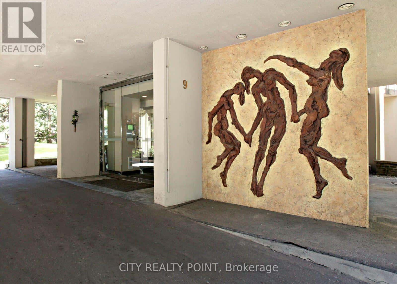 303 - 9 DEER PARK CRESCENT — Toronto (Yonge-St. Clair), Ontario - Photo 2 of 24