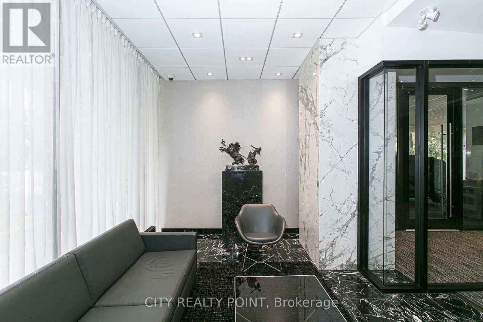 303 - 9 DEER PARK CRESCENT — Toronto (Yonge-St. Clair), Ontario - Photo 4 of 24