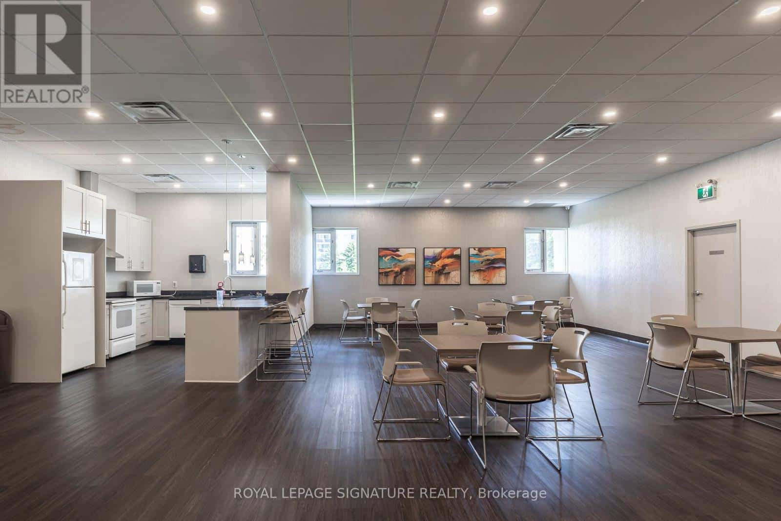 706 - 820 BURNHAMTHORPE ROAD — Toronto (Markland Wood), Ontario - Photo 5 of 17