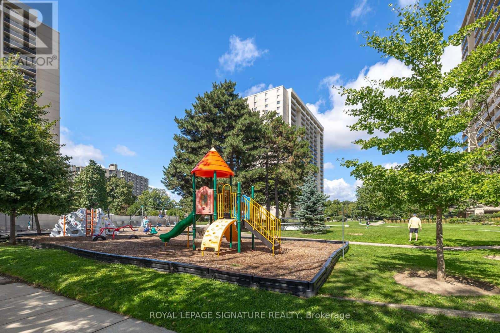 706 - 820 BURNHAMTHORPE ROAD — Toronto (Markland Wood), Ontario - Photo 4 of 17