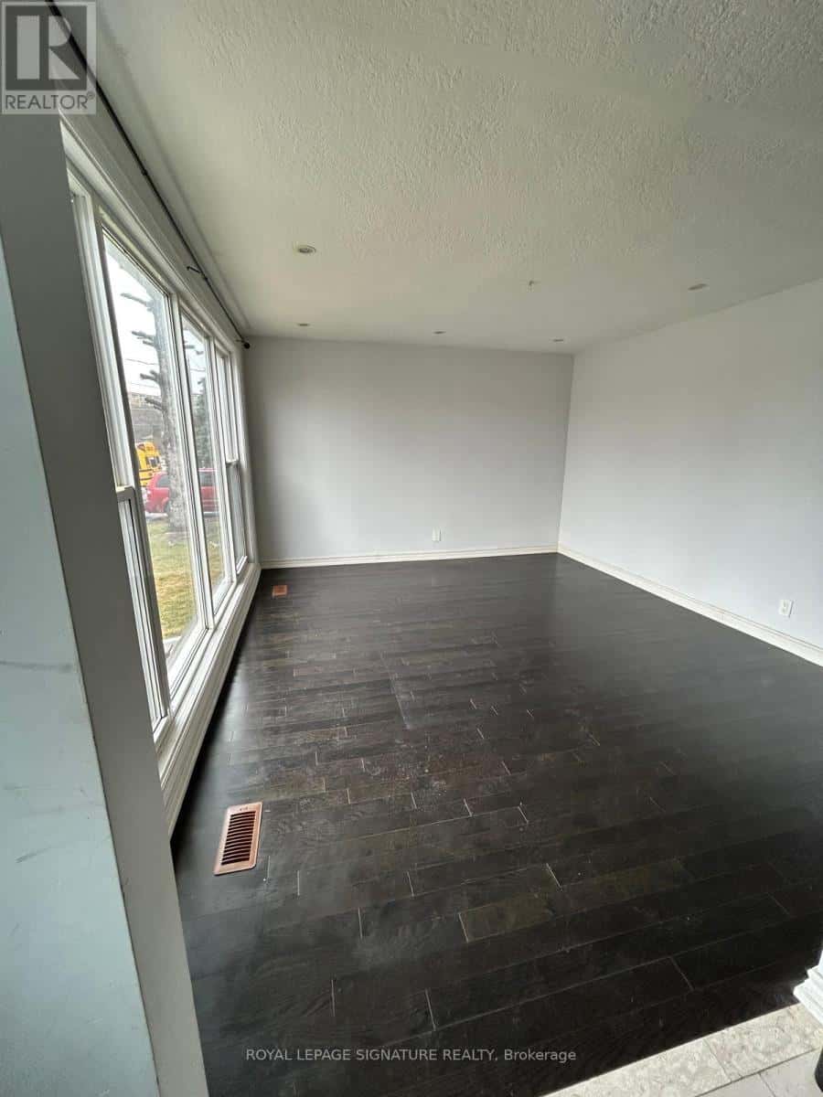 7 STRODE DRIVE — Toronto (Eglinton East), Ontario - Photo 2 of 8