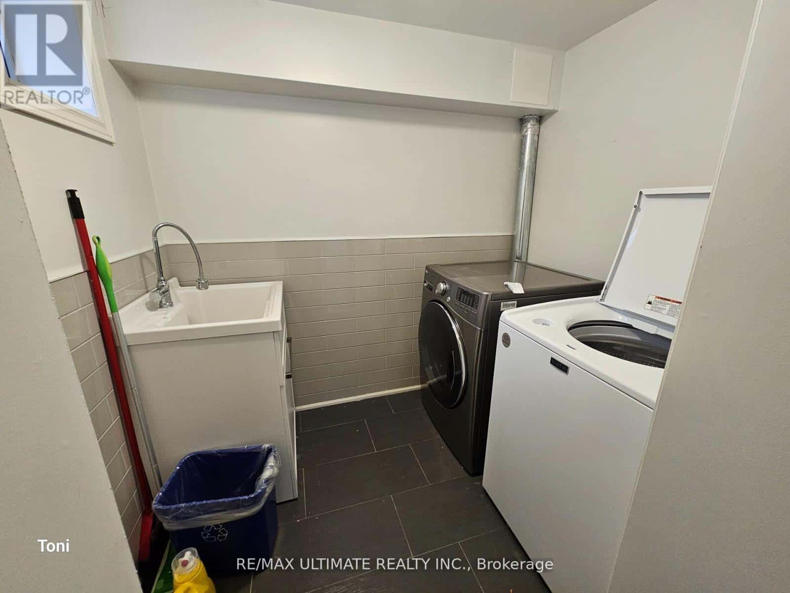 LOWER - 55 GOTHAM COURT — Toronto (Brookhaven-Amesbury), Ontario - Photo 2 of 10