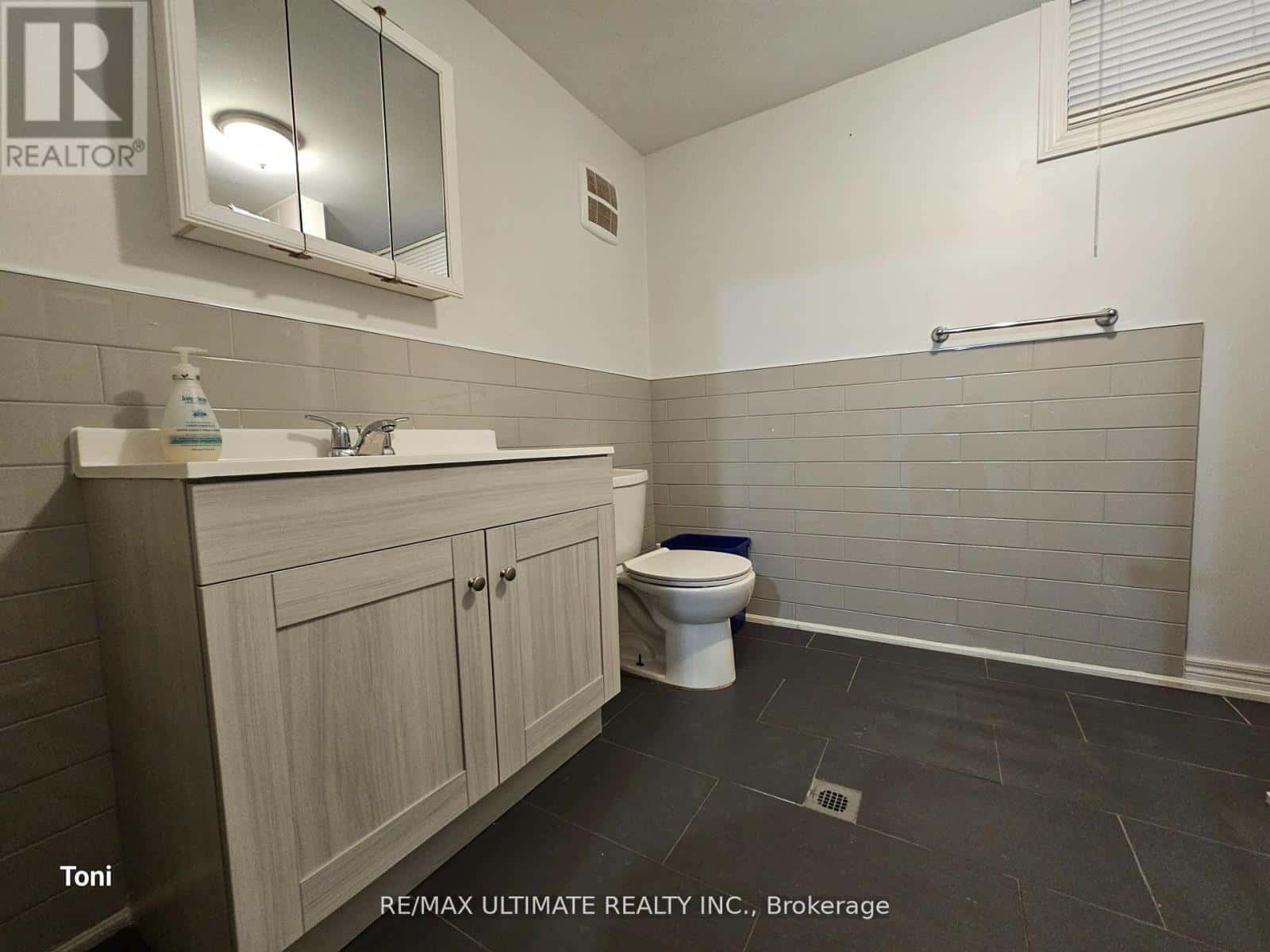 LOWER - 55 GOTHAM COURT — Toronto (Brookhaven-Amesbury), Ontario - Photo 4 of 10