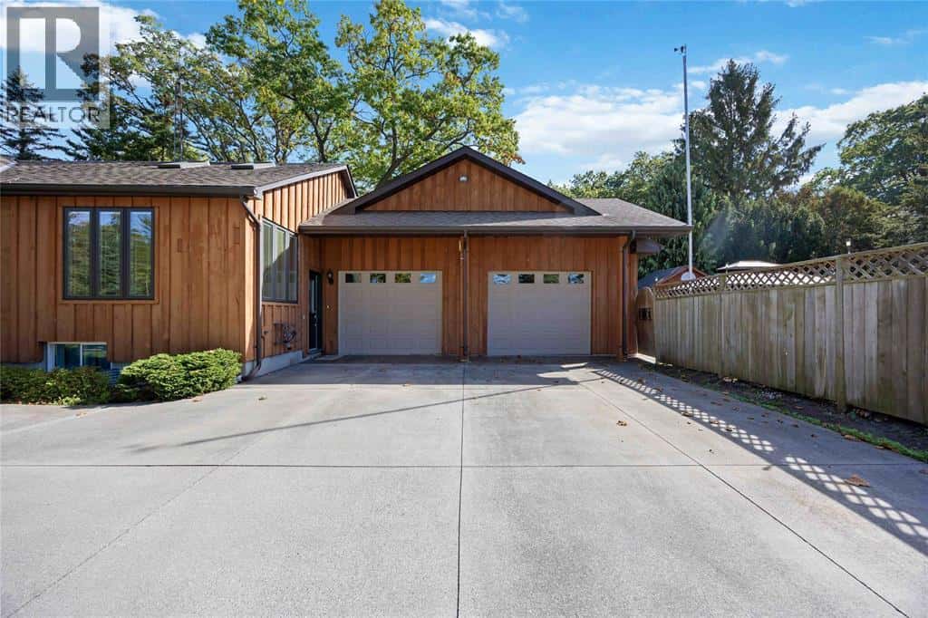 1311 Lakeshore ROAD — Sarnia, Ontario - Photo 2 of 50