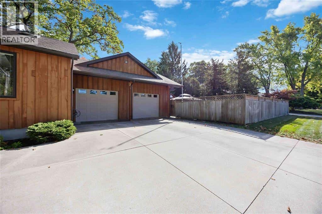 1311 Lakeshore ROAD — Sarnia, Ontario - Photo 3 of 50