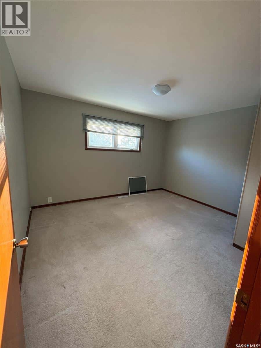 515 Garden STREET — Kelvington, Saskatchewan - Photo 4 of 42