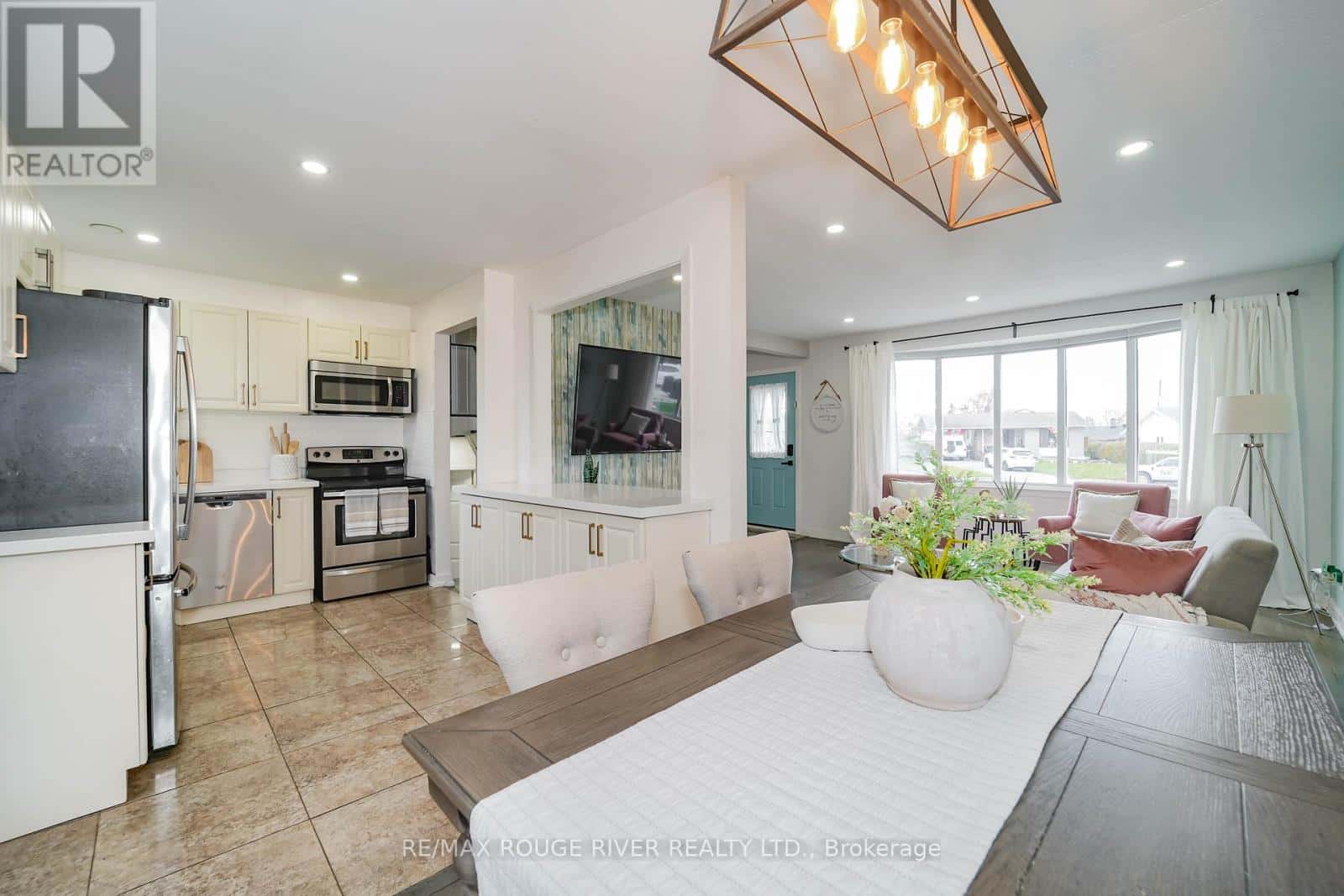 1277 TRELLIS COURT — Pickering (Bay Ridges), Ontario - Photo 5 of 20