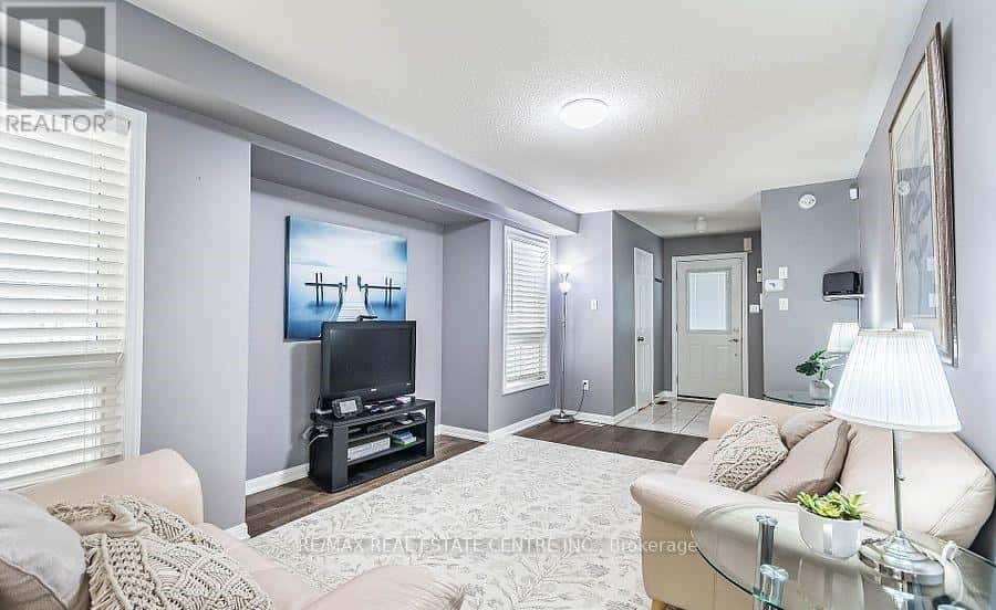 42 LIVINGSTON ROAD — Milton (DE Dempsey), Ontario - Photo 4 of 32