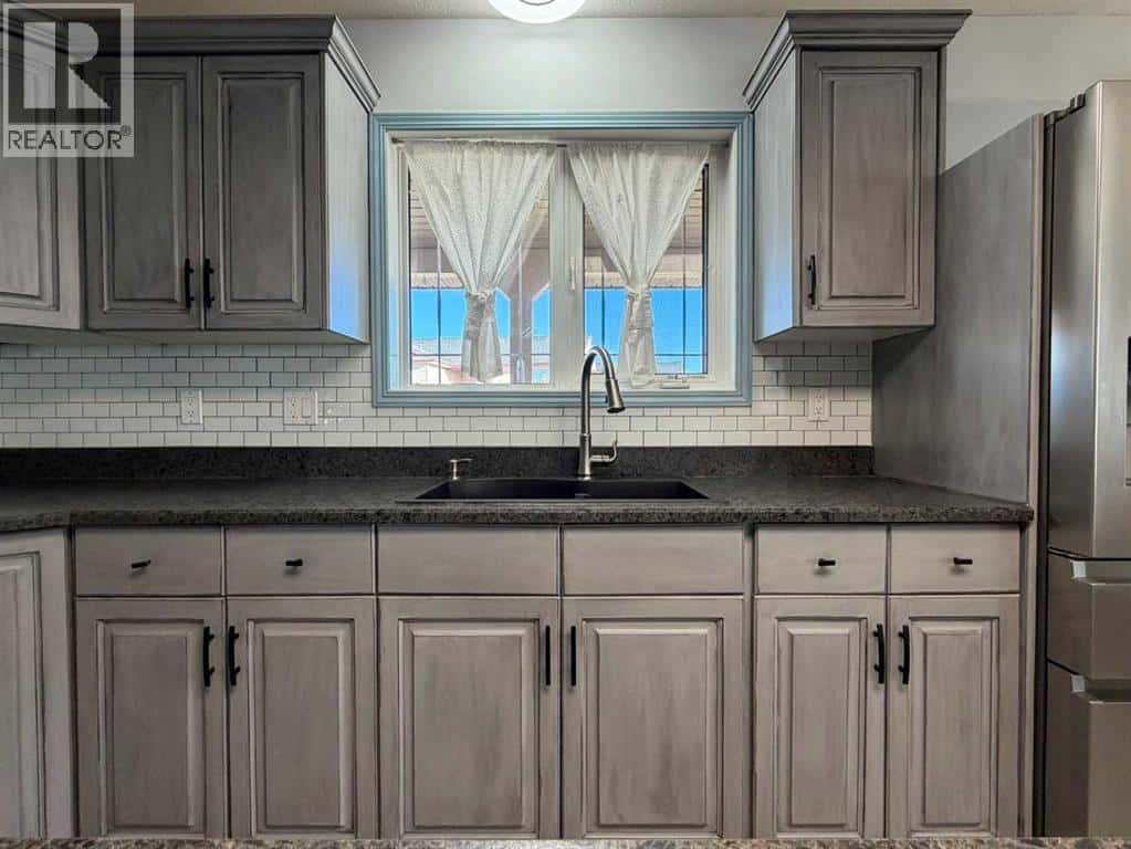 829 Cherry Street — Beaverlodge, Alberta - Photo 2 of 47