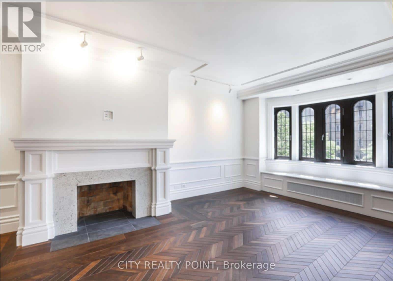 402 - 2 CLARENDON AVENUE — Toronto (Casa Loma), Ontario - Photo 3 of 19