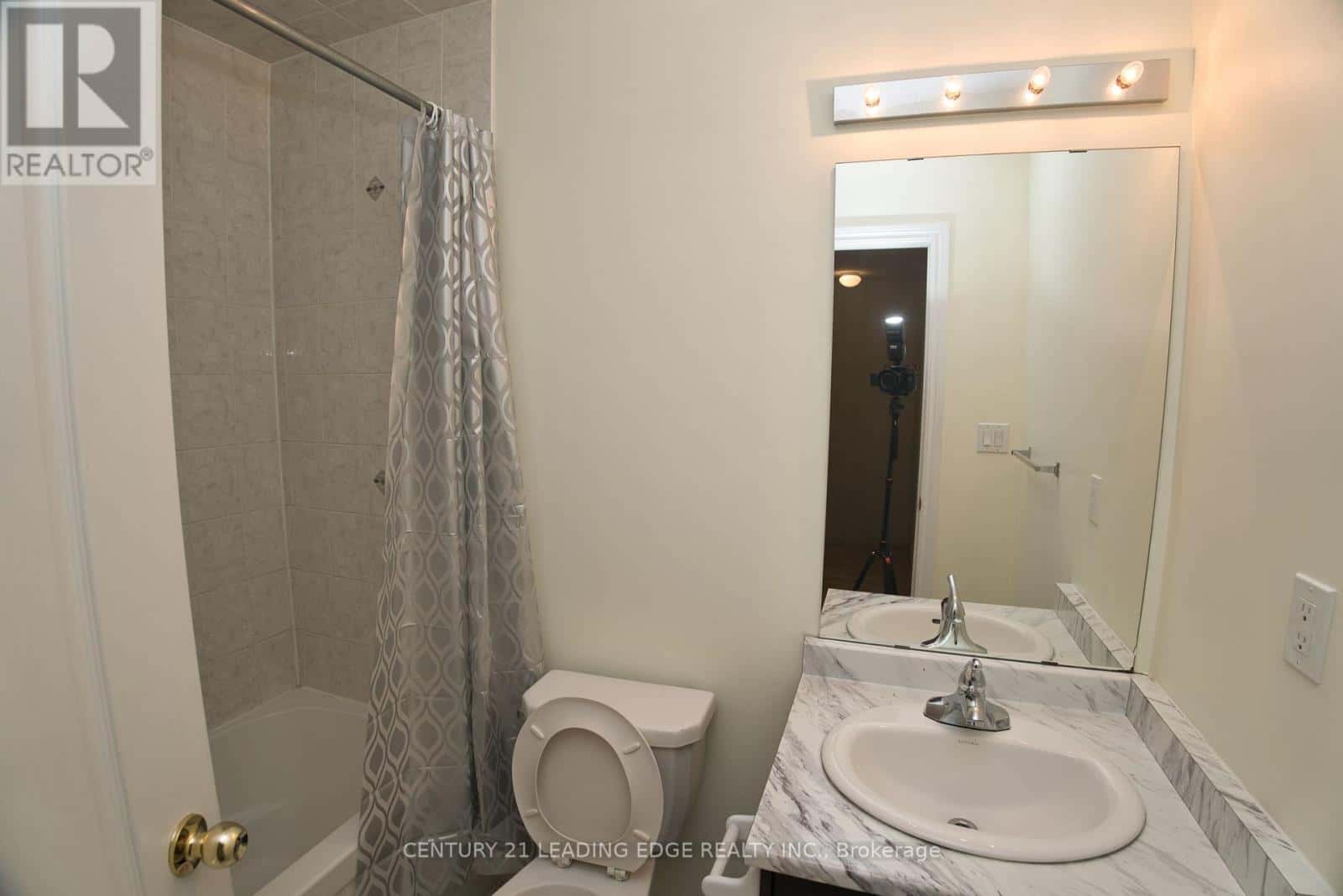 26 SHIFF CRESCENT — Brampton (Heart Lake East), Ontario - Photo 3 of 33