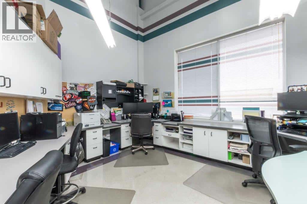 4602 50 Street — Stettler, Alberta - Photo 4 of 28