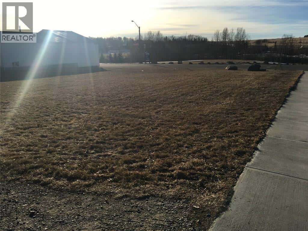 . Railway Avenue — Cremona, Alberta - Photo 2 of 2