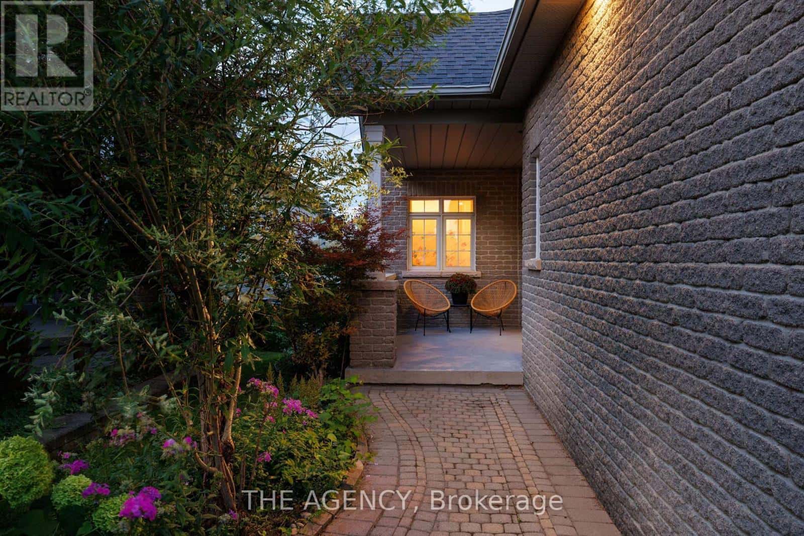 703 MADELINE HEIGHTS — Newmarket (Stonehaven-Wyndham), Ontario - Photo 2 of 45