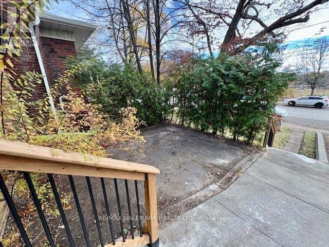 MAIN FLOOR/APT#1 - 1700 GERRARD STREET — Toronto (East End-Danforth), Ontario - Photo 2 of 24