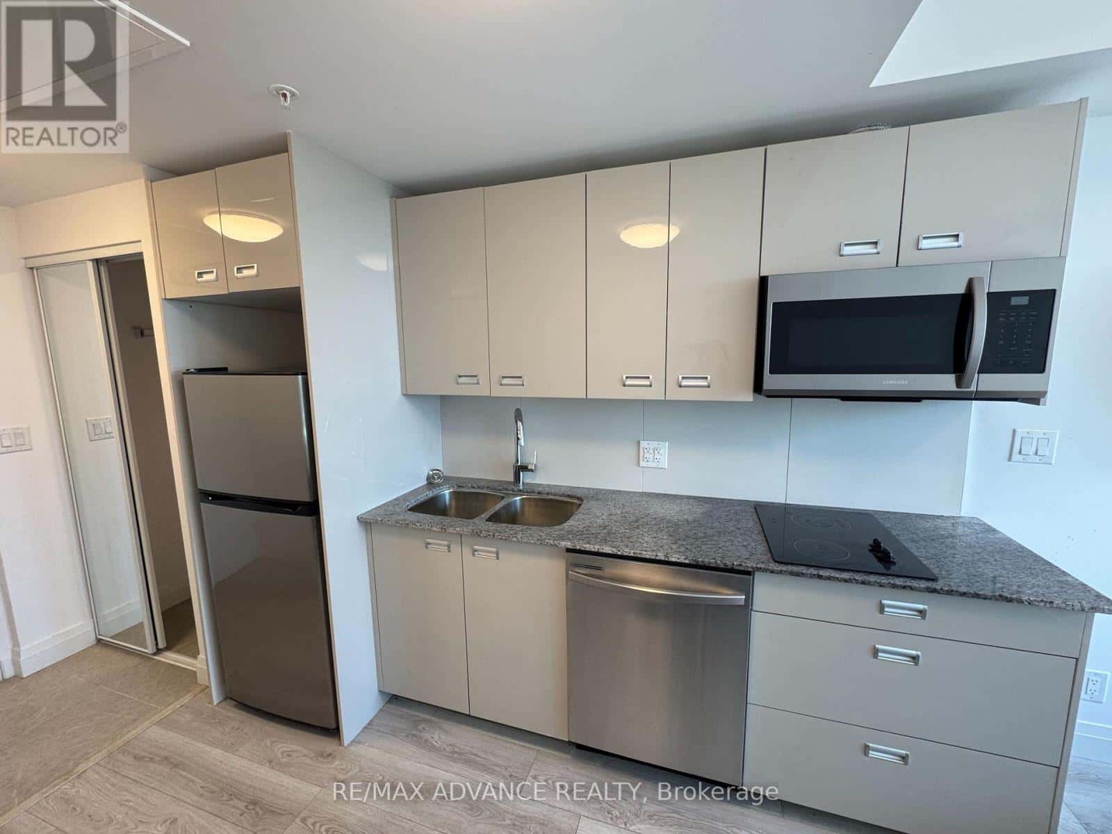 902 - 652 PRINCESS STREET — Kingston (Central City East), Ontario - Photo 4 of 9