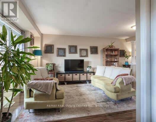 549 VICTORIA ROAD N — Guelph (Victoria North), Ontario - Photo 5 of 50