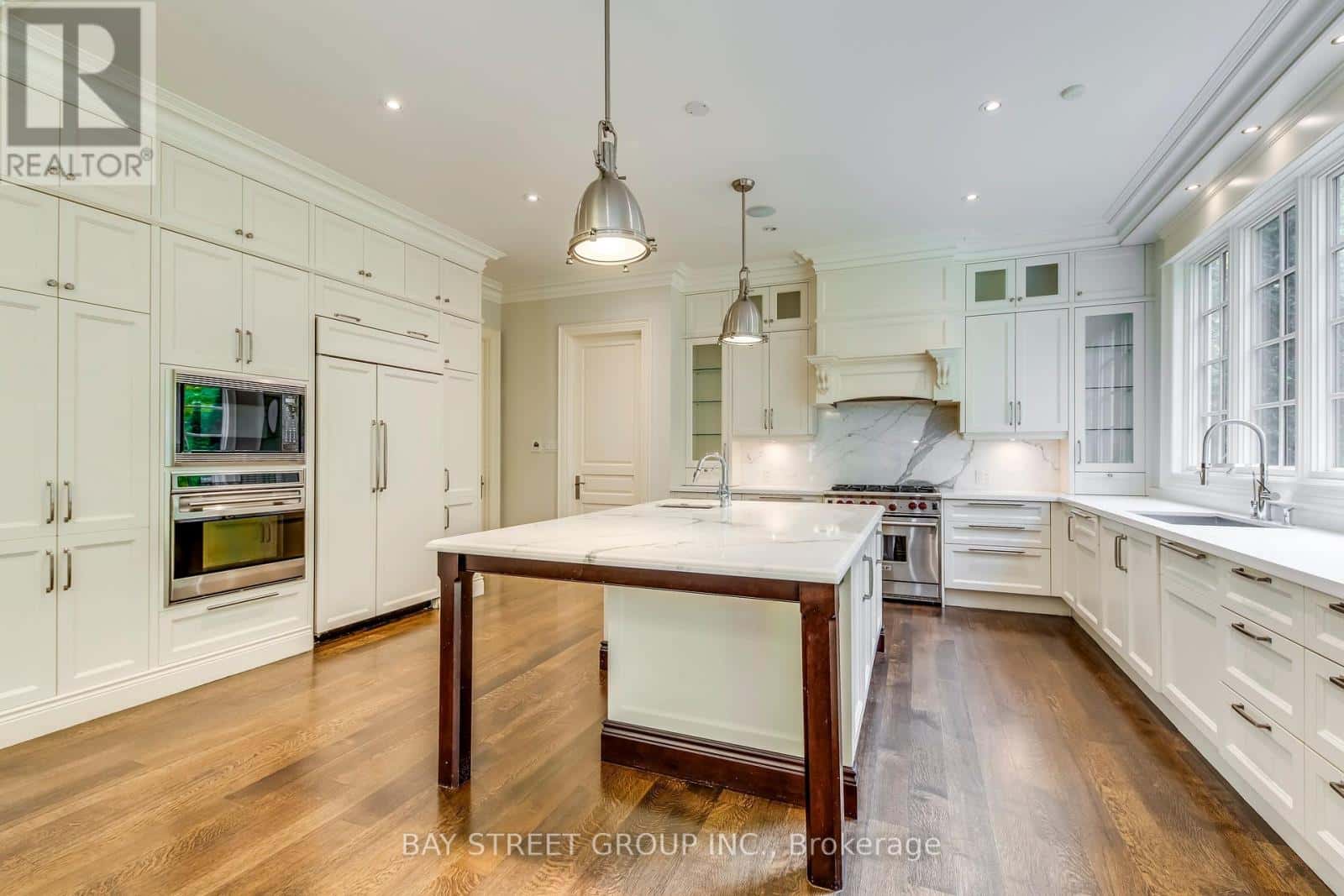 1031 LAKESHORE ROAD W — Oakville (SW Southwest), Ontario - Photo 2 of 31