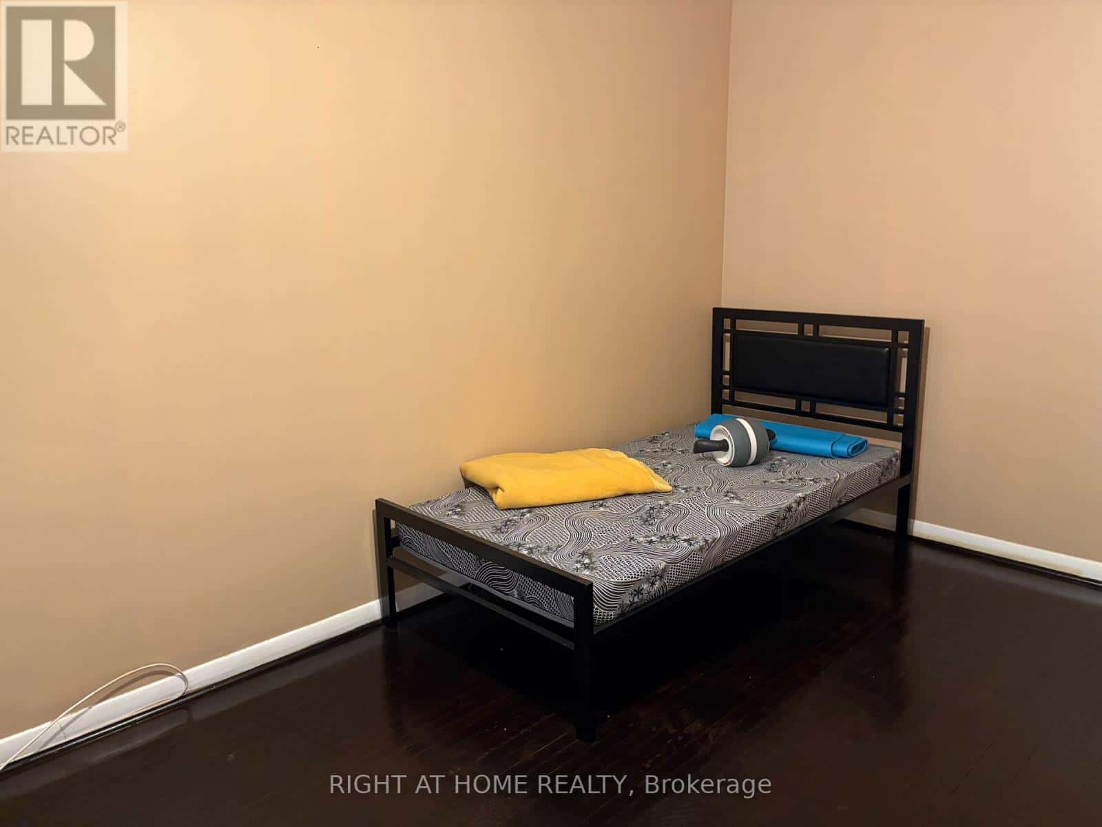 49 BATAVIA AVENUE — Toronto (Rockcliffe-Smythe), Ontario - Photo 4 of 16